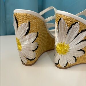 Kate Spade Daisy Raffia Wedge Shoe! Size 7 Great Condition. Statement Maker